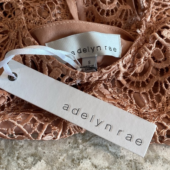 Adelyn Rae Lace with a lovely drape over the edge of shoulders - Picture 8 of 11